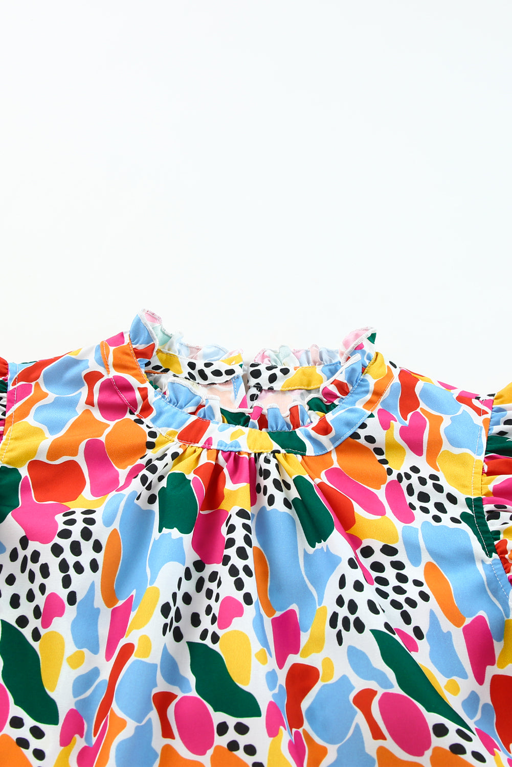Top met hoge hals en fladdermouwen met veelkleurige abstracte print