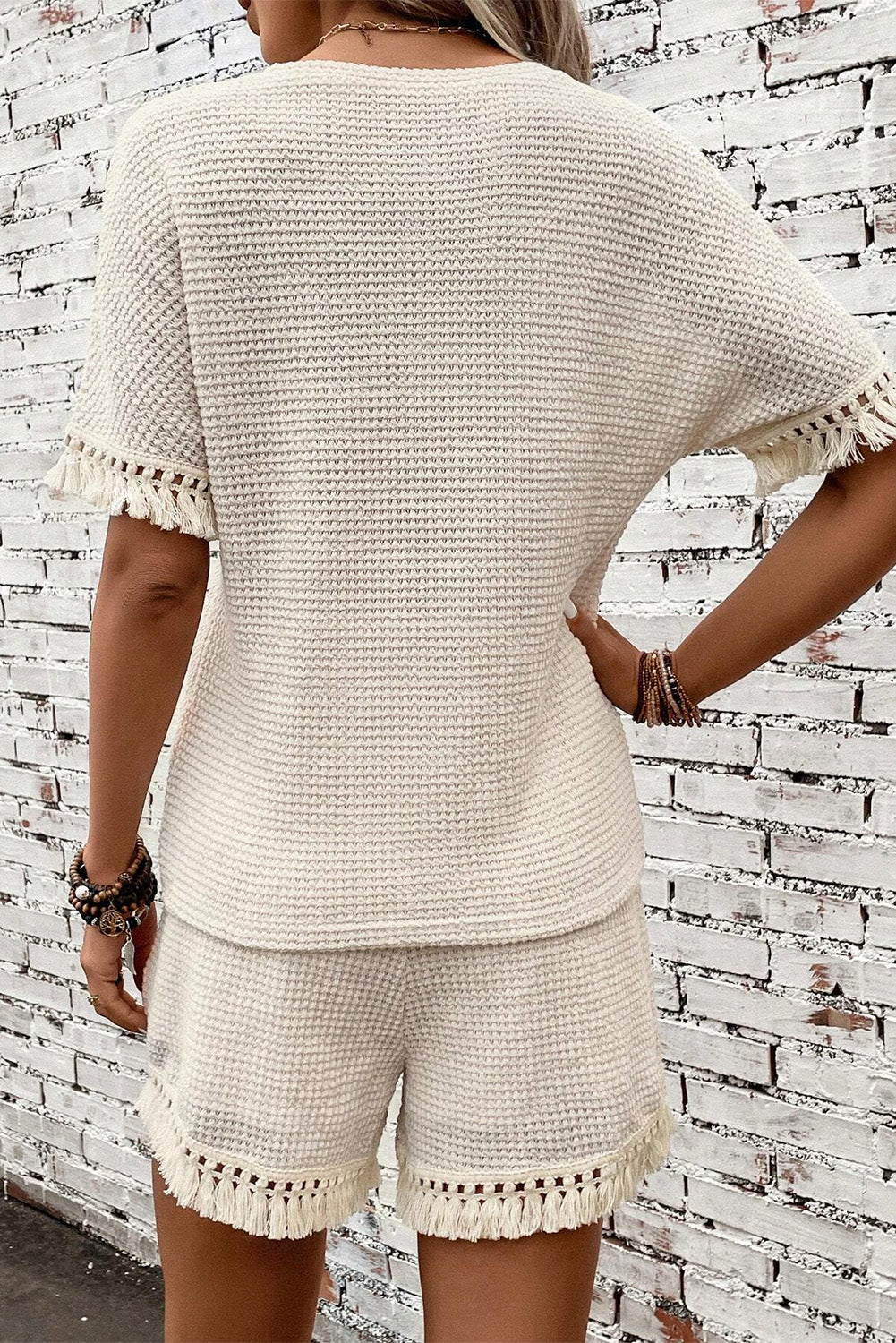 Beige korte tweedelige set met franjes en getextureerde rand
