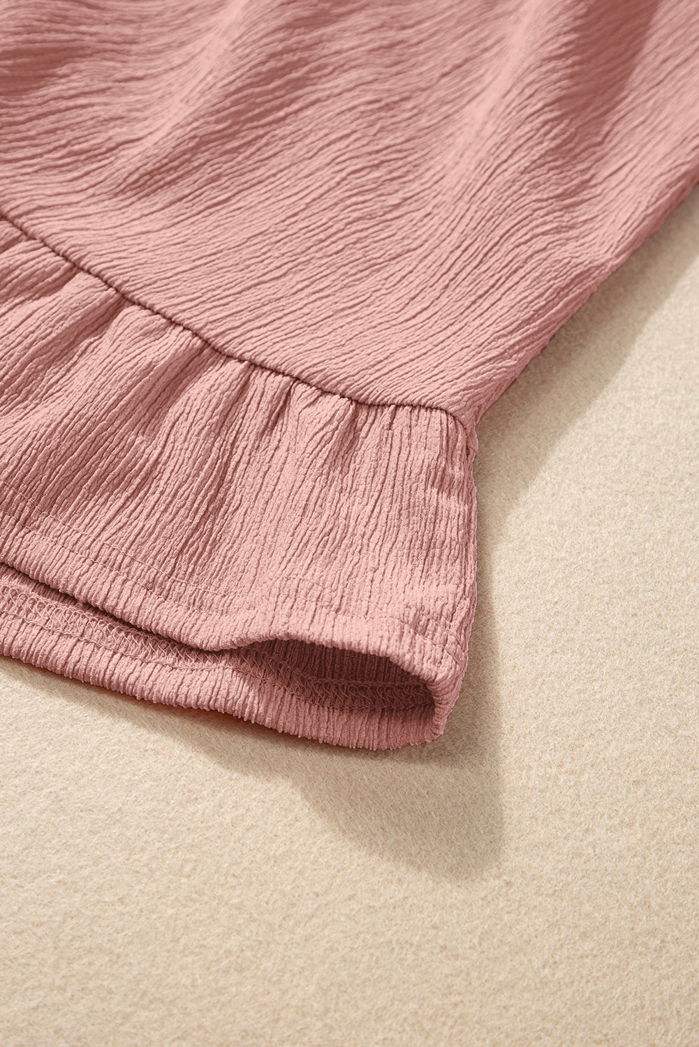 Roze effen top met korte mouwen en ruches aan de zoom