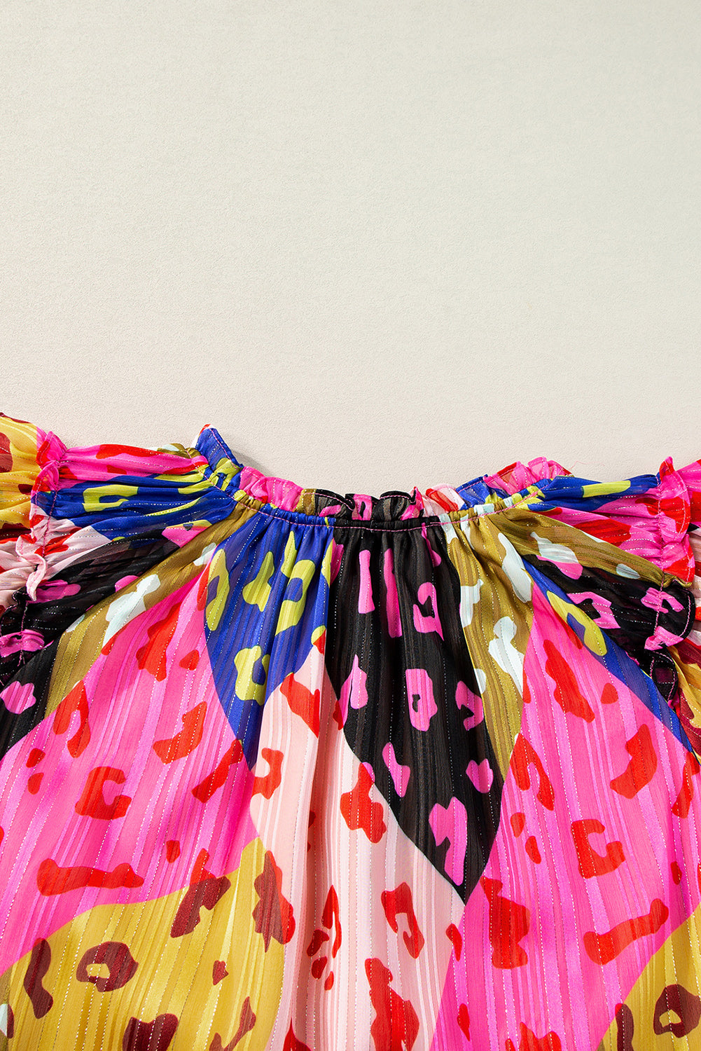 Gekreukte blouse met roze luipaardmouwen en v-hals