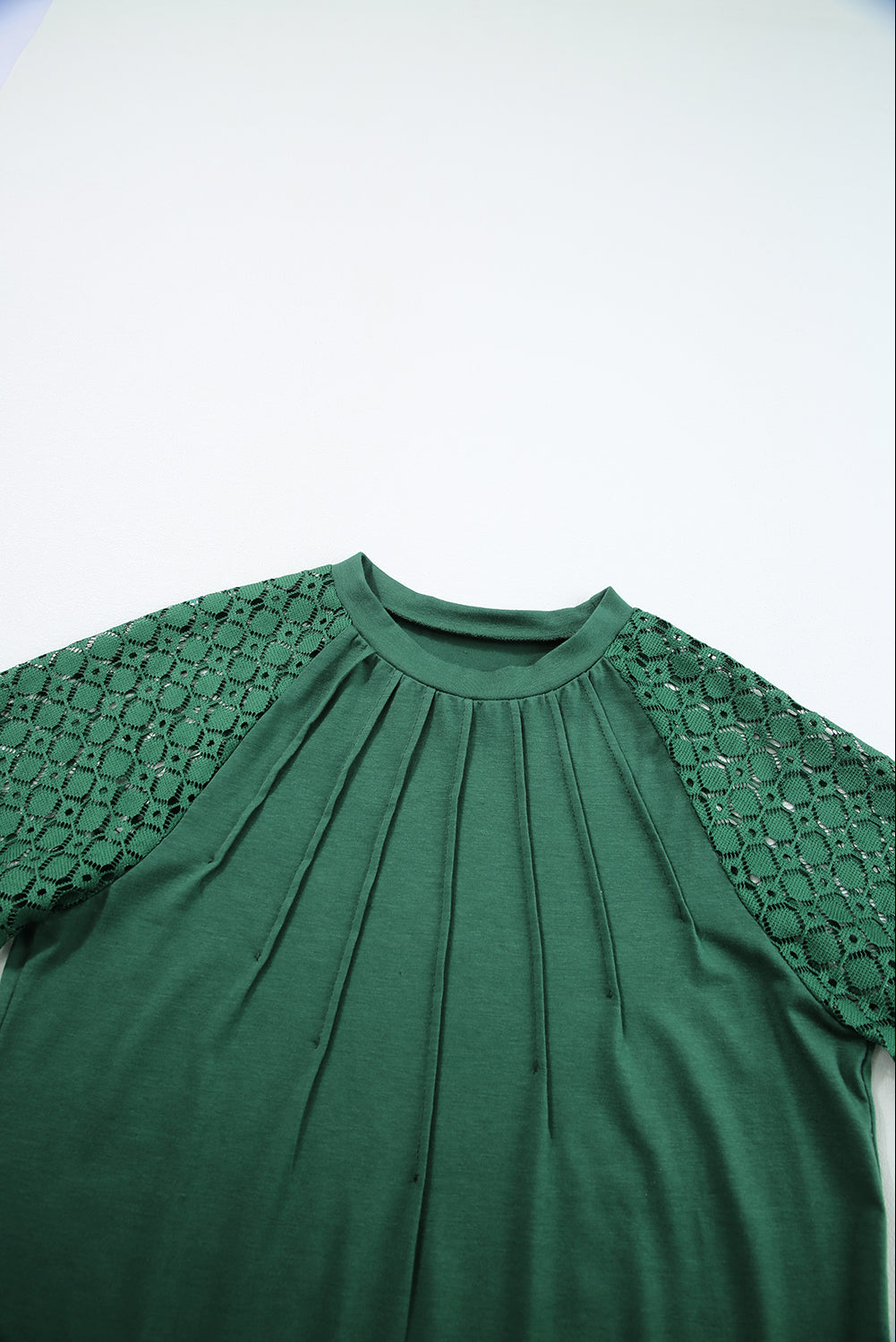 Zwartachtig groen T-shirt met contrasterende kanten raglanmouwen en gefelst detail