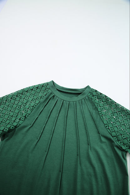 Zwartachtig groen T-shirt met contrasterende kanten raglanmouwen en gefelst detail