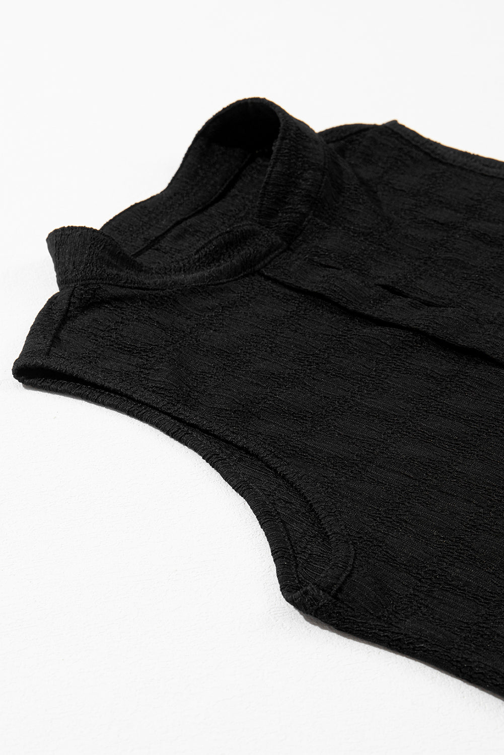 Zwarte tanktop met splithals en traliestructuur