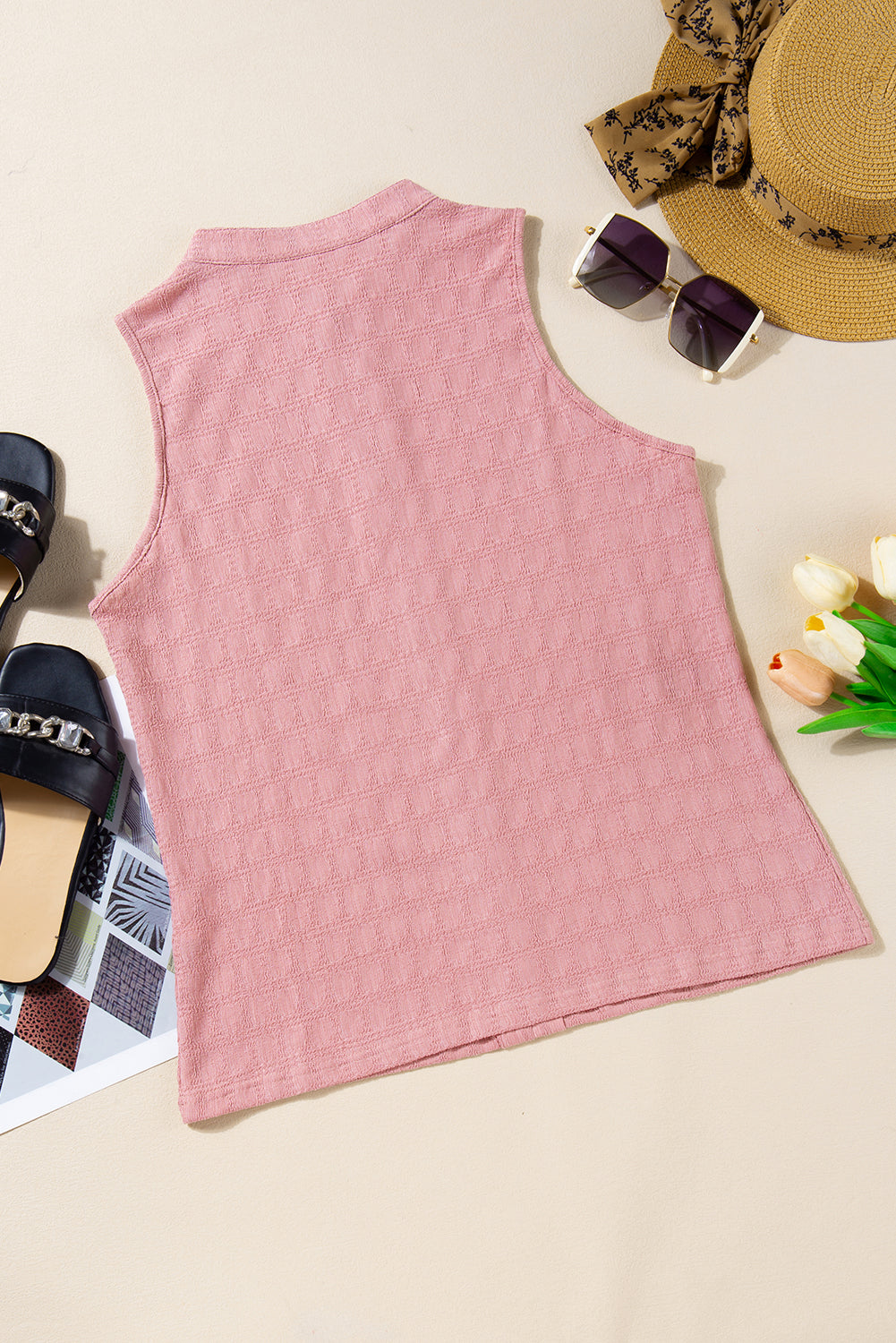 Roze tanktop met splithals en traliestructuur