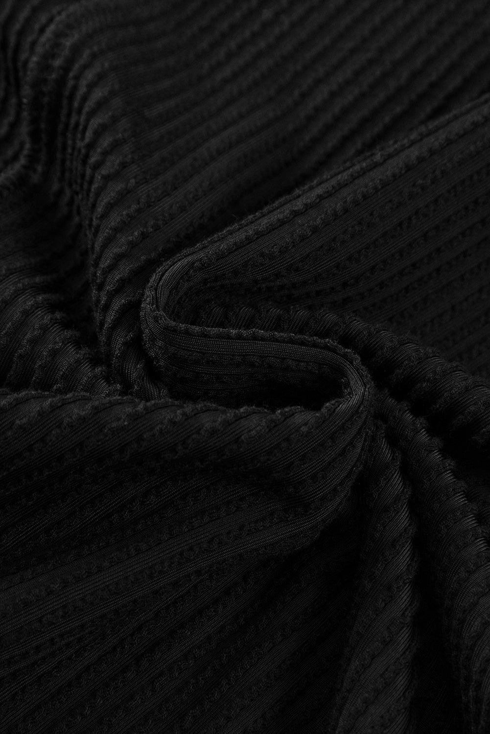 Zwart getextureerd gebreid T-shirt met zichtbare stiksels