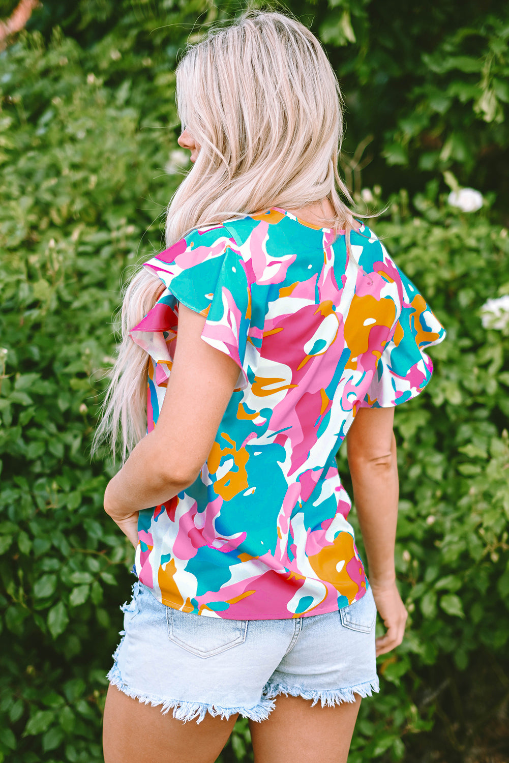 Veelkleurige blouse met abstracte print en gekerfde hals en fladdermouwen