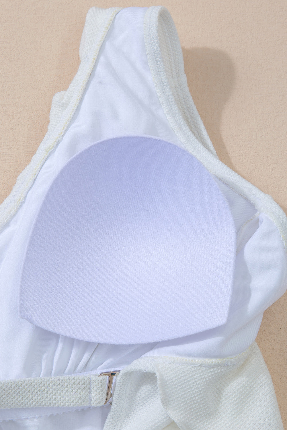 Wit asymmetrisch badpak met ruches en strikband in de taille