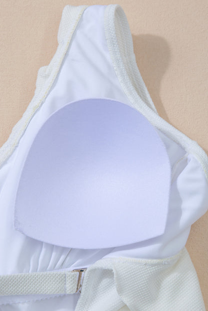 Wit asymmetrisch badpak met ruches en strikband in de taille