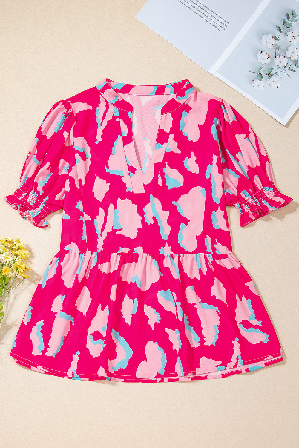 Gesmokte blouse met V-hals en pofmouwen met rozen-abstracte print