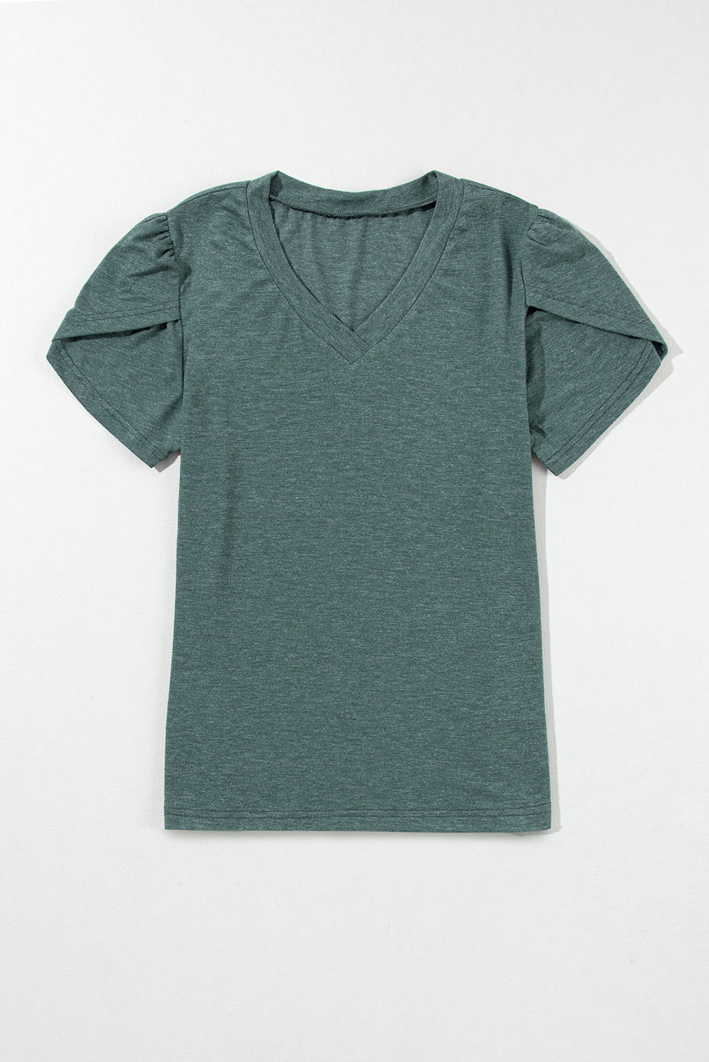 Mistgroen mode T-shirt met V-hals en bloemmouwen
