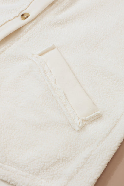 Beige gestikte zak met knoopsluiting en onafgewerkte zoom
