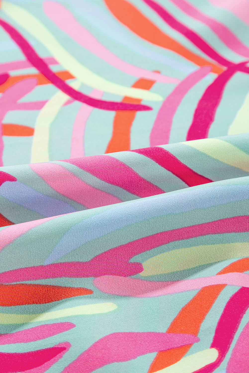 Lichtblauwe Ricrac-jurk met gelaagde pofmouwen met abstracte print