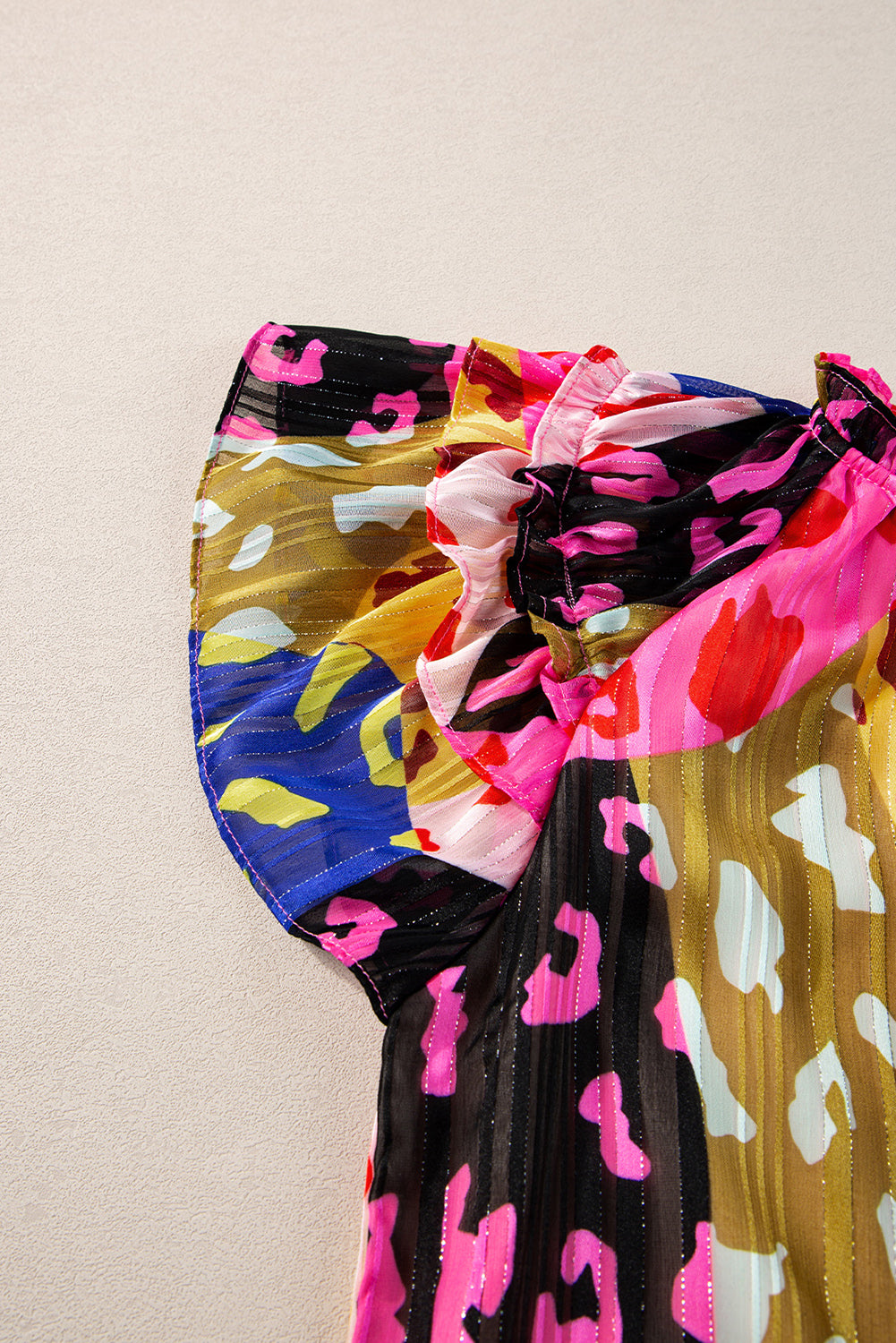 Gekreukte blouse met roze luipaardmouwen en v-hals
