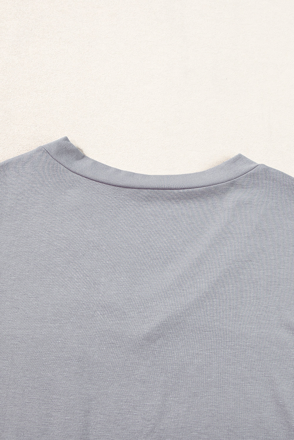 Middelgrijs T-shirt met V-hals en ronde zoom