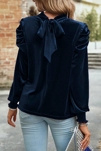 Marineblauwe fluwelen blouse met nephals en pofmouwen