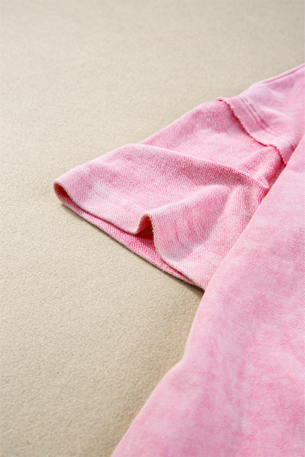 Aardbeiroze minerale wassing met zichtbare naad en oversized oversized T-shirt