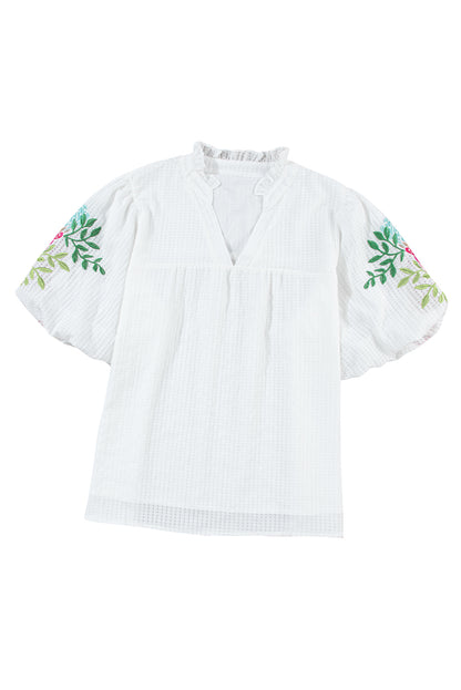 Witte bloemen geborduurde blouse met pofmouwen en ingekeepte hals