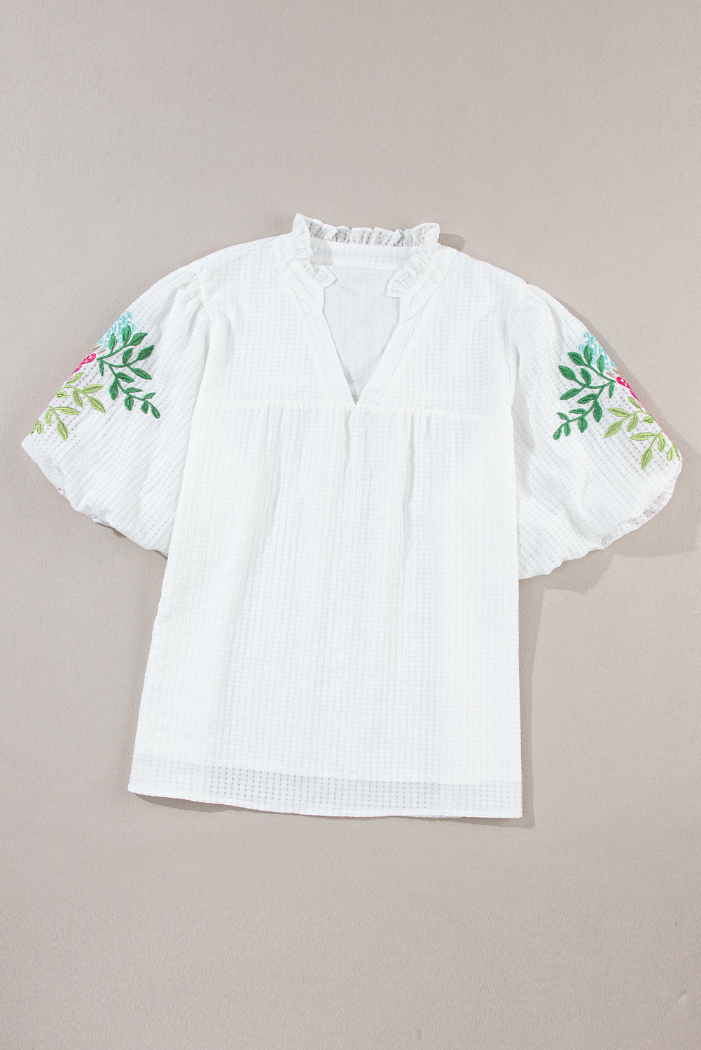 Witte bloemen geborduurde blouse met pofmouwen en ingekeepte hals