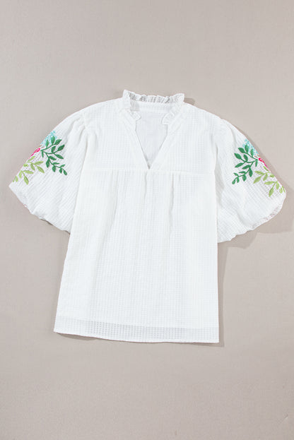 Witte bloemen geborduurde blouse met pofmouwen en ingekeepte hals