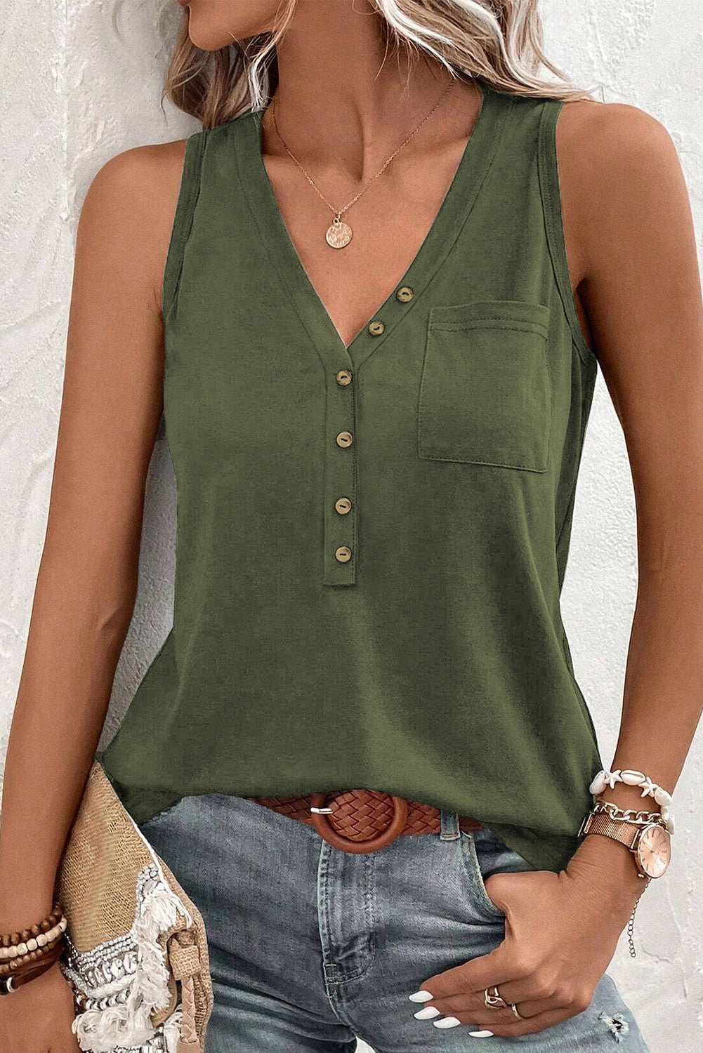 Junglegroene tanktop met opgestikte zak en halve knopen met V-hals
