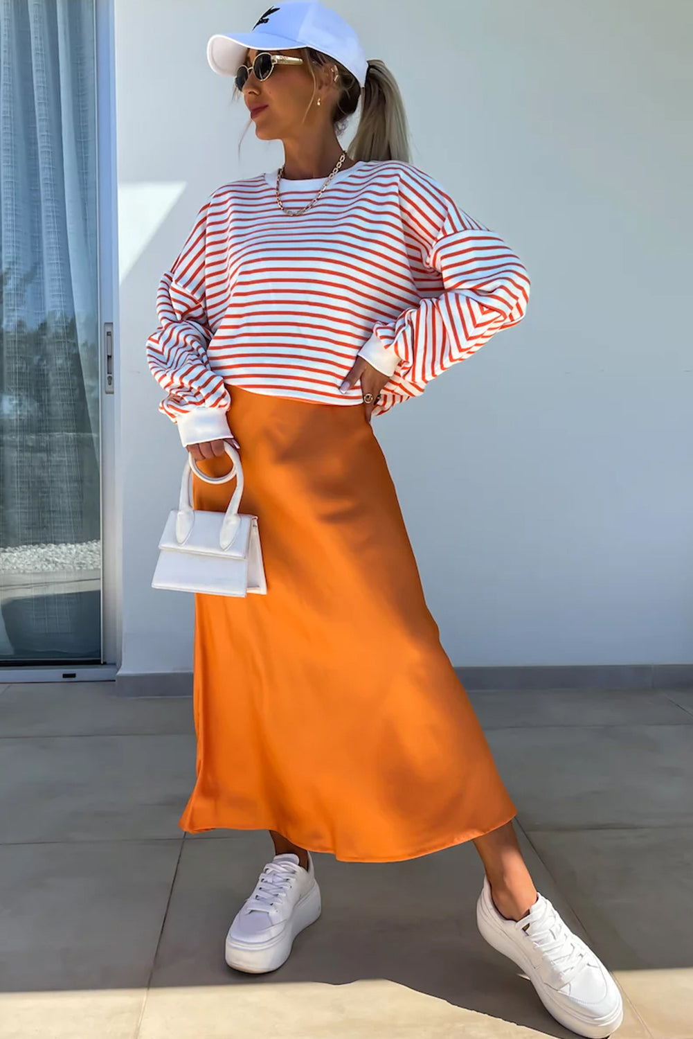 Oranje gestreept los sweatshirt met lage schouder en ronde hals