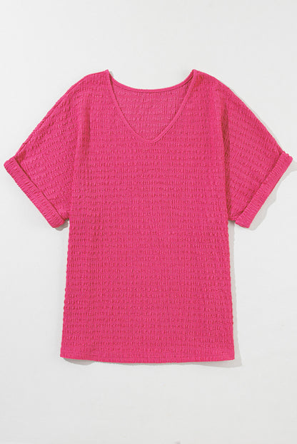 Helderroze T-shirt met opgerolde mouwen en V-hals