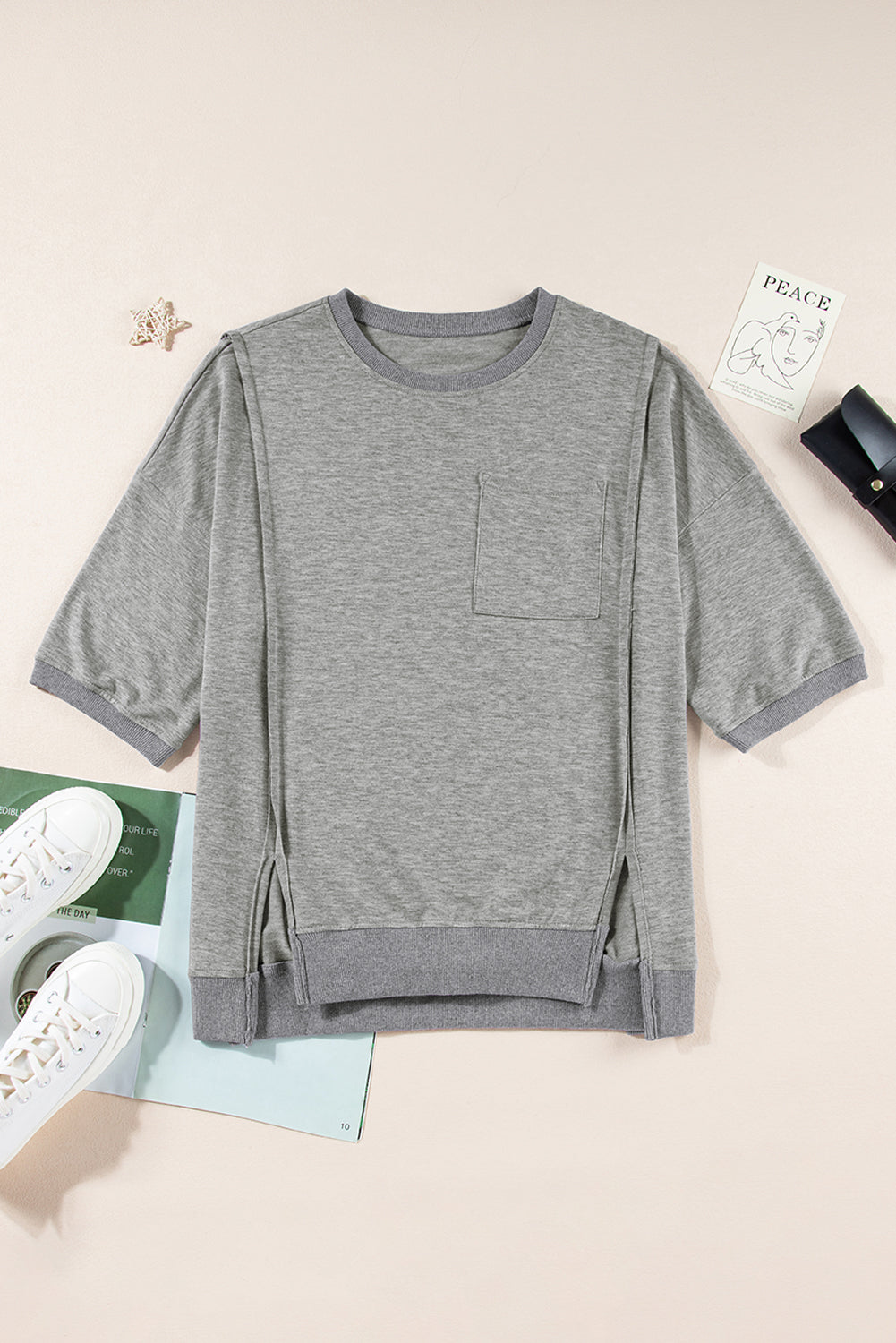 Lichtgrijs los T-shirt met zichtbare naad en borstzak