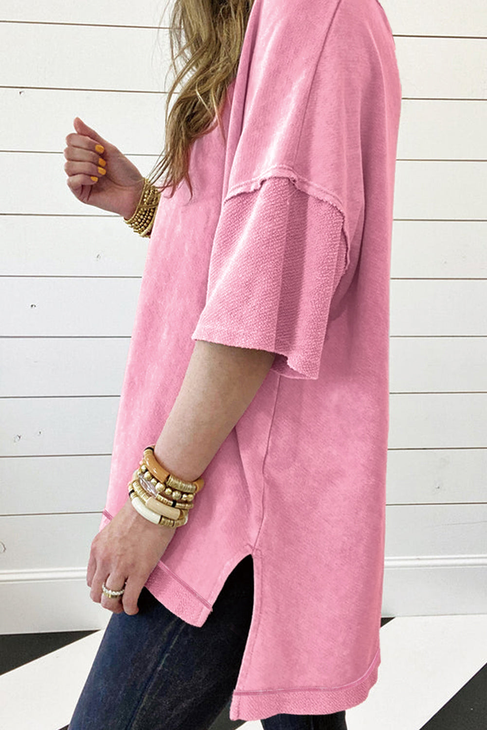 Aardbeiroze minerale wassing met zichtbare naad en oversized oversized T-shirt