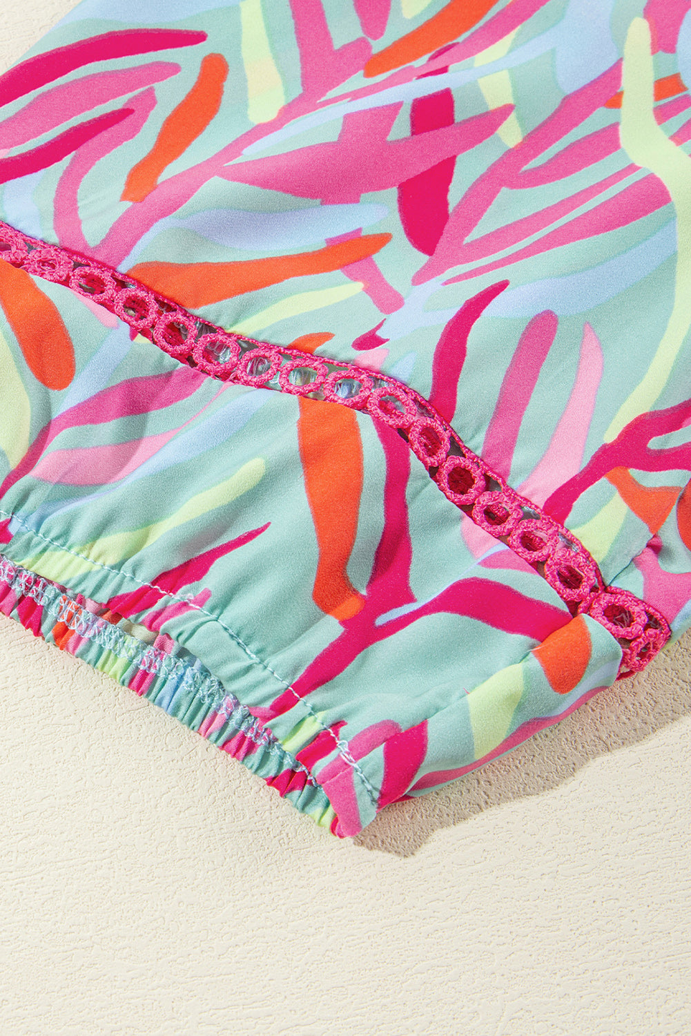Lichtblauwe Ricrac-jurk met gelaagde pofmouwen met abstracte print
