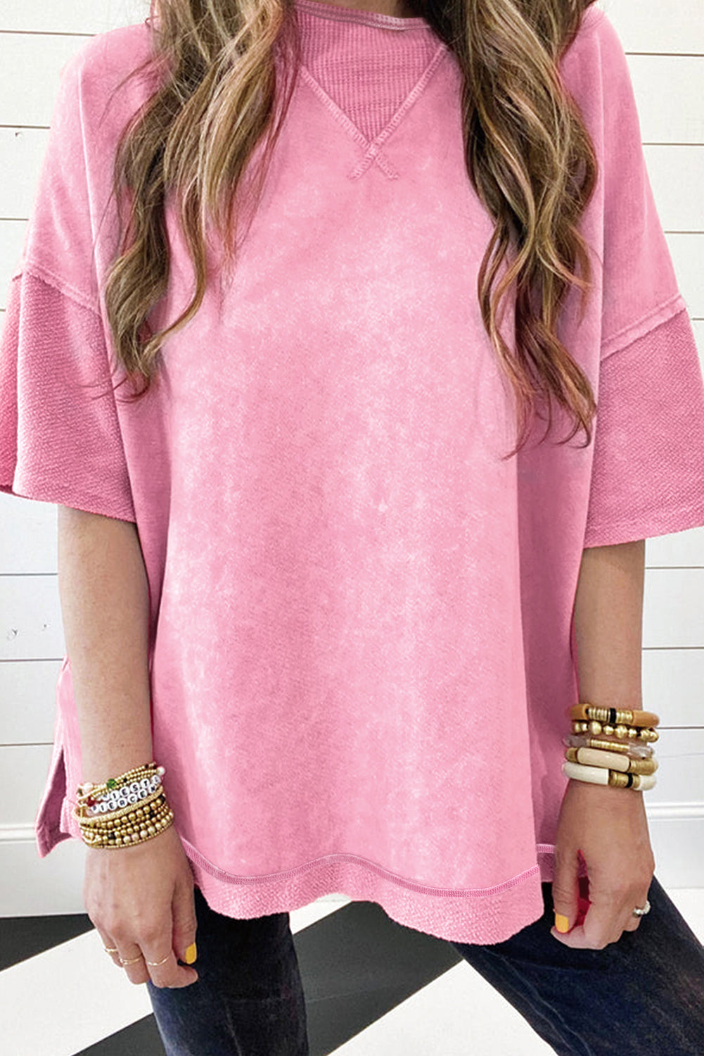 Aardbeiroze minerale wassing met zichtbare naad en oversized oversized T-shirt