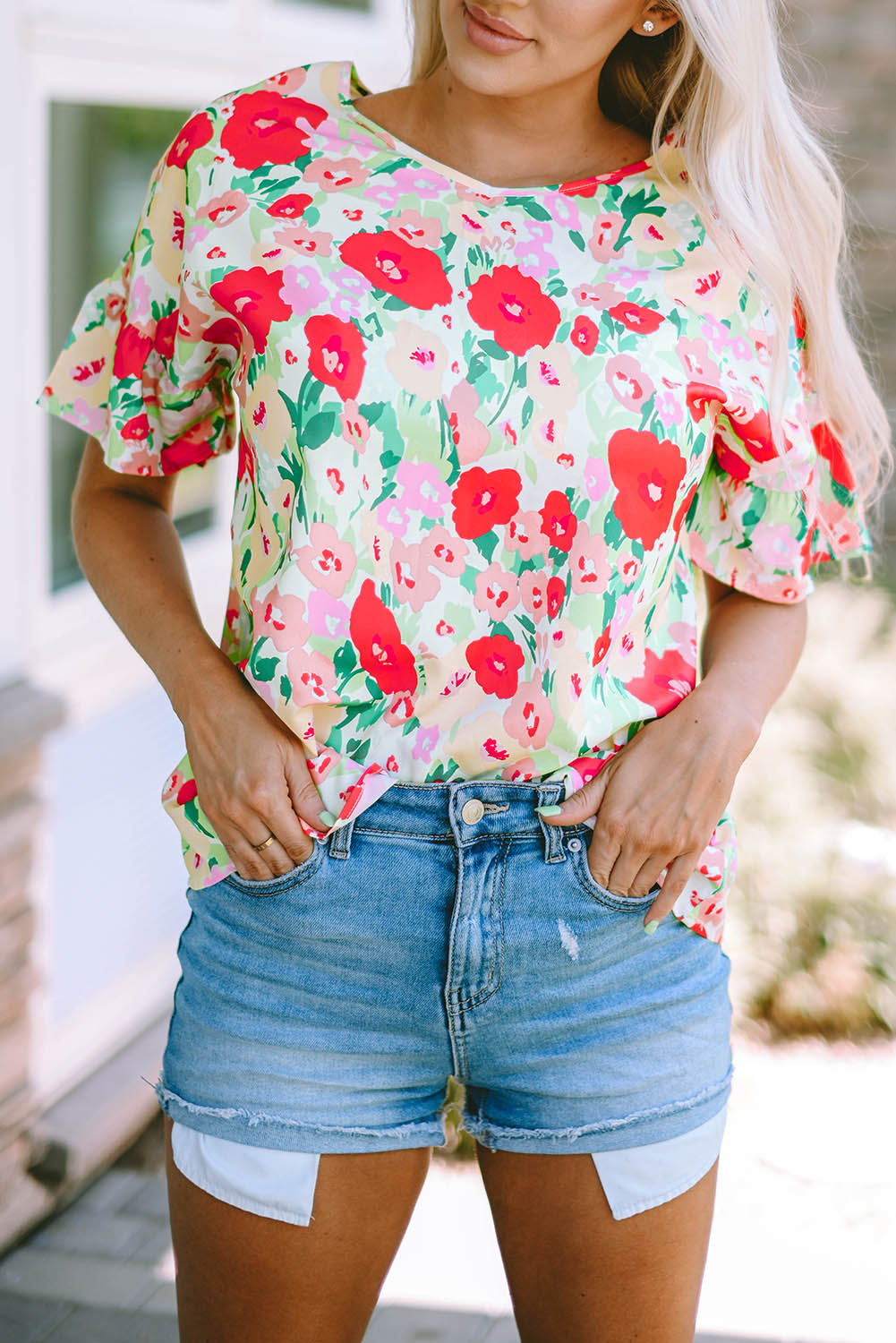 Vurige rode bloemenprint gegolfde blouse met korte mouwen en V-hals