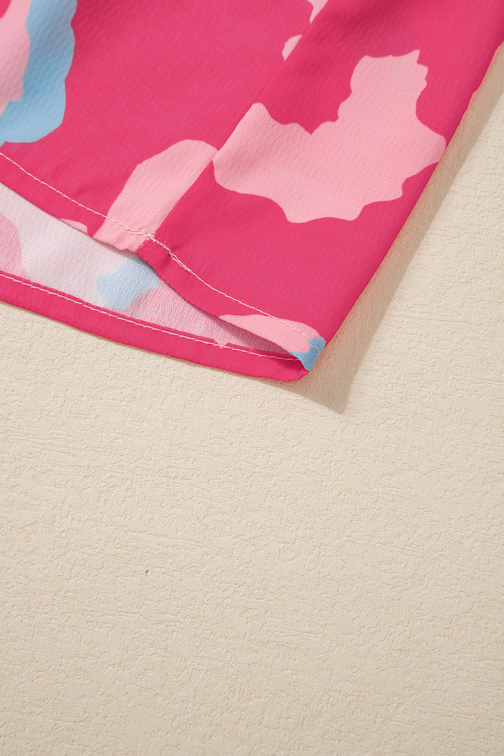Gesmokte blouse met V-hals en pofmouwen met rozen-abstracte print
