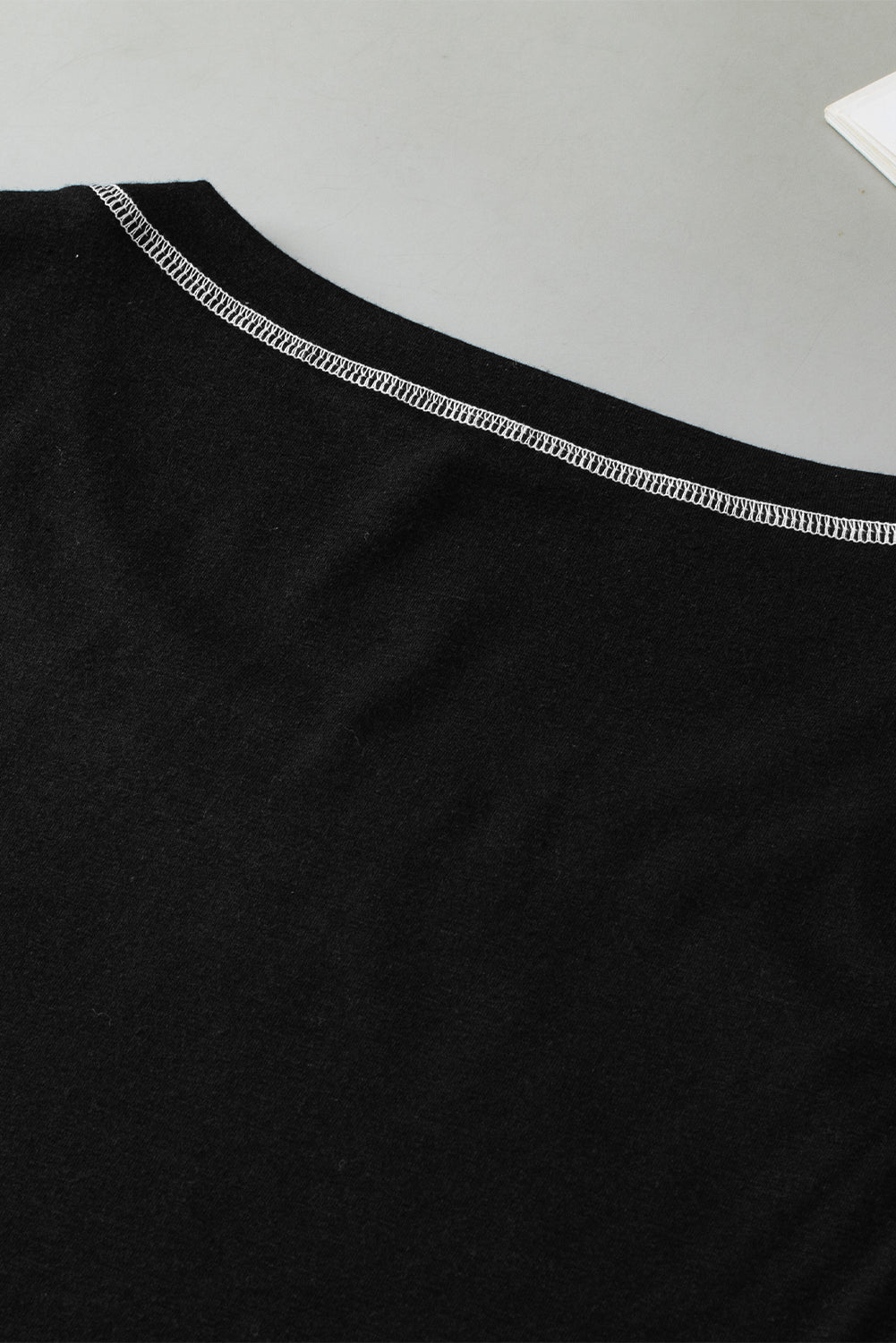 Zwarte mouwloze top met ronde hals en contrasterende stiksels