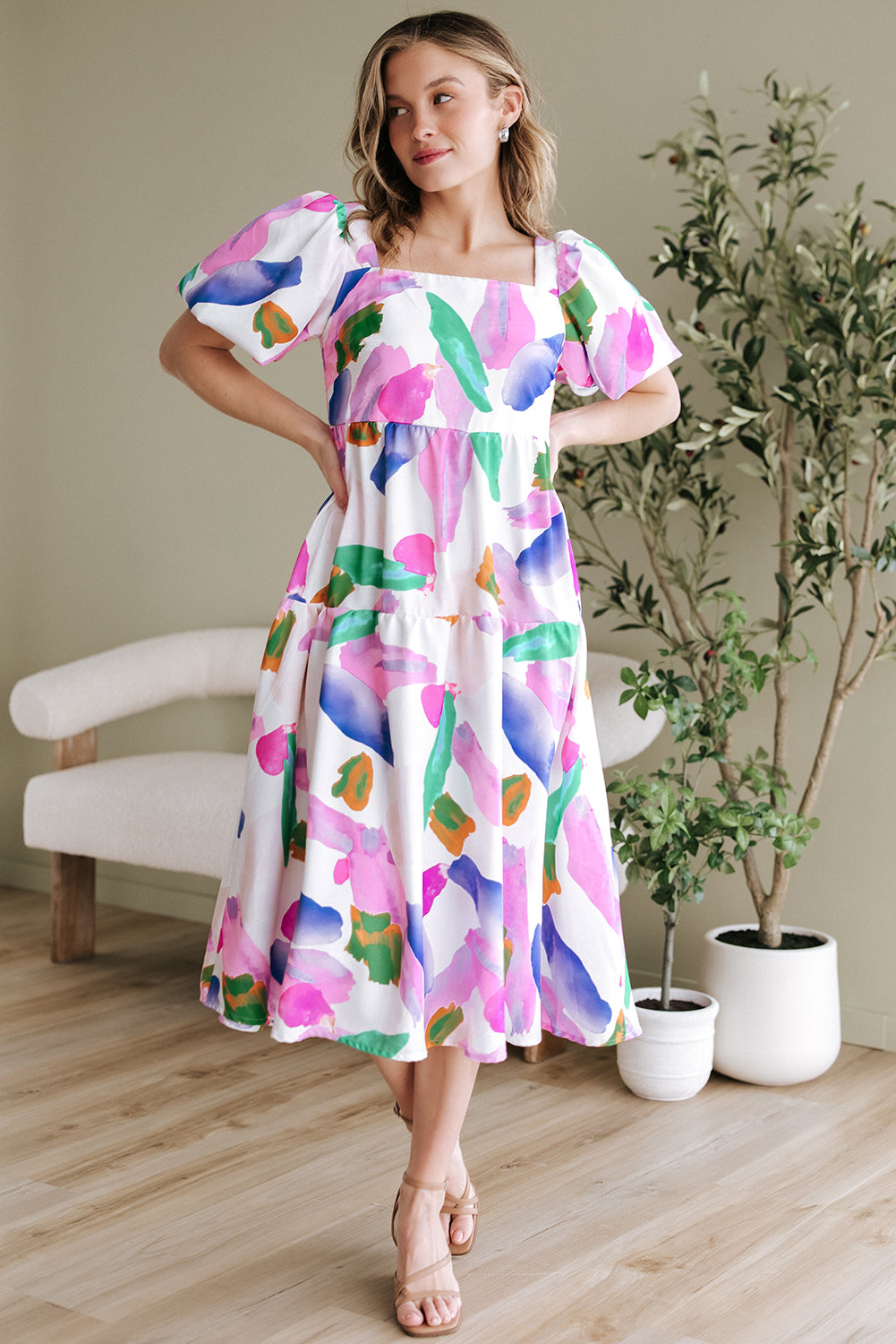 Paarse midi-jurk met gesmokte achterkant en pofmouwen met abstracte print