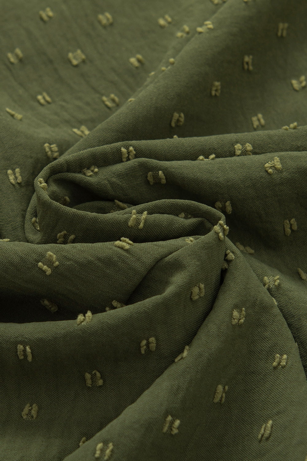 Mistgroene blouse met Zwitserse stippen en vleermuismouwen