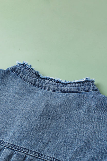 Ashleigh blauwe gegolfde denim top met knopen aan de voorkant en ruches
