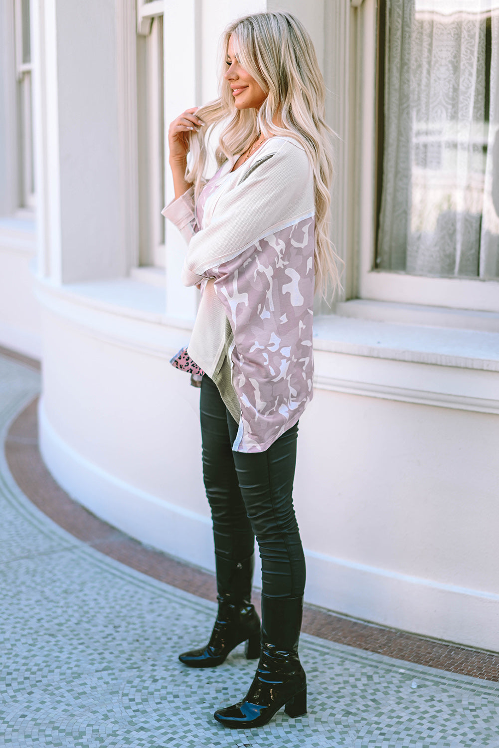 Veelkleurige oversized top met zichtbare naden en patchwork