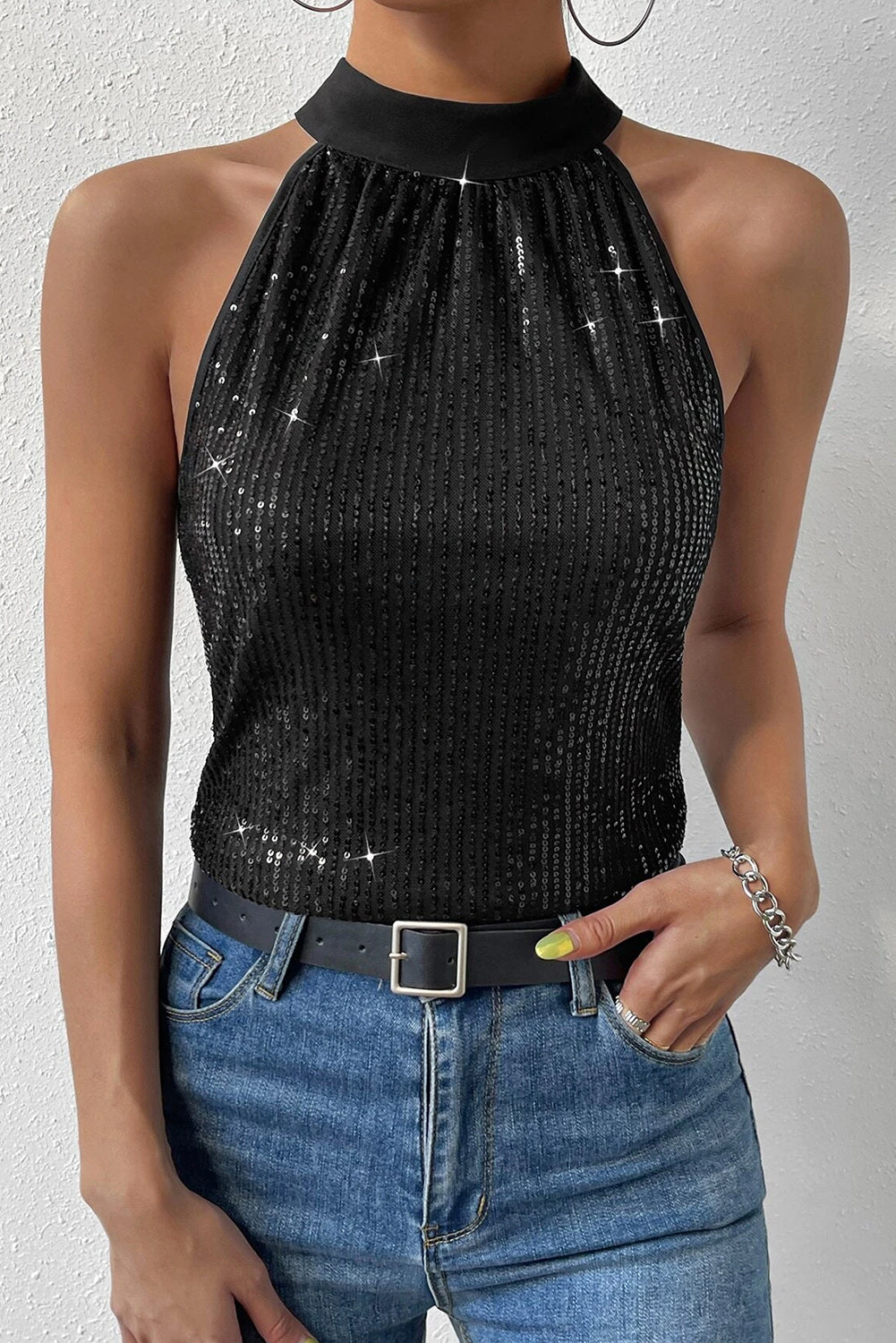 Zwarte tanktop met sleutelgat en lovertjes op de rug