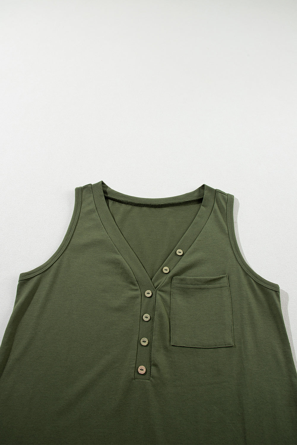 Junglegroene tanktop met opgestikte zak en halve knopen met V-hals