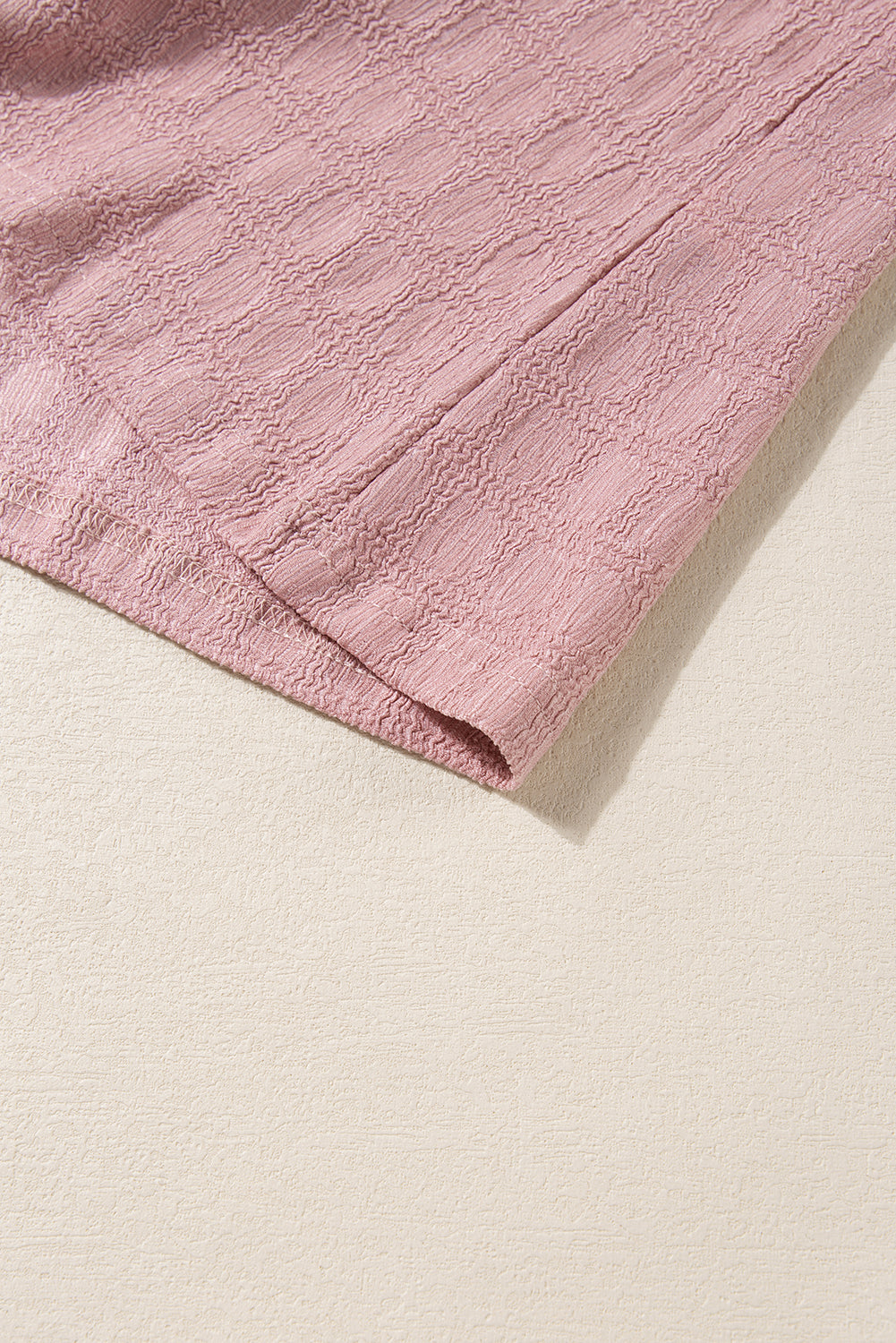 Roze tanktop met splithals en traliestructuur