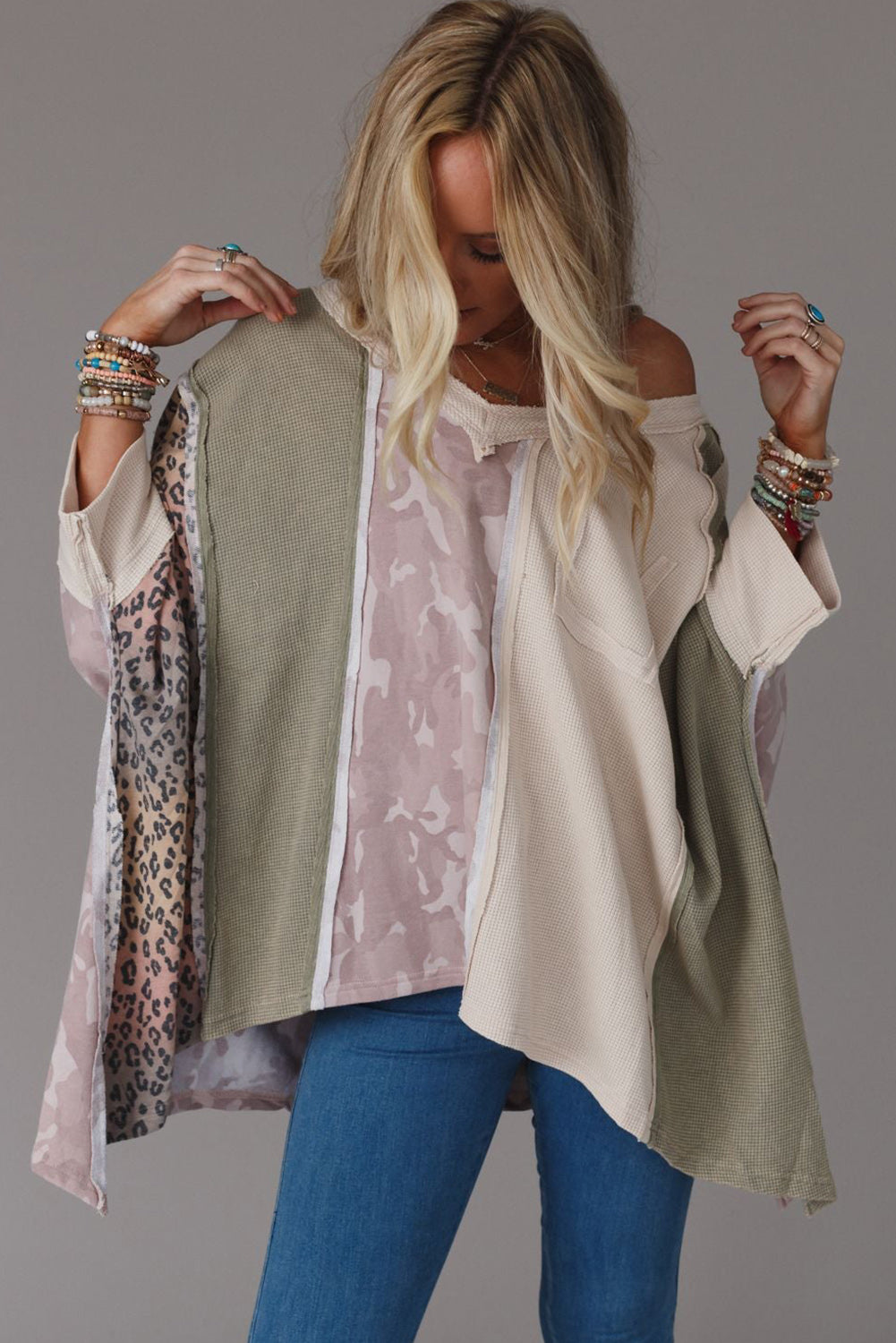 Veelkleurige oversized top met zichtbare naden en patchwork