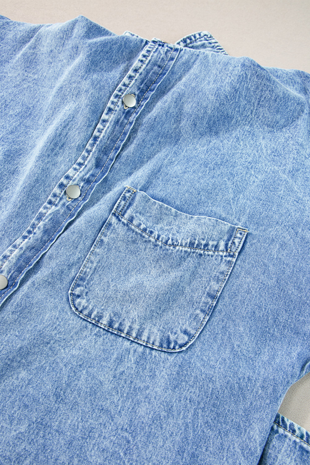 Lichtblauwe chambray-jurk met losse medium wassing en korte mouwen