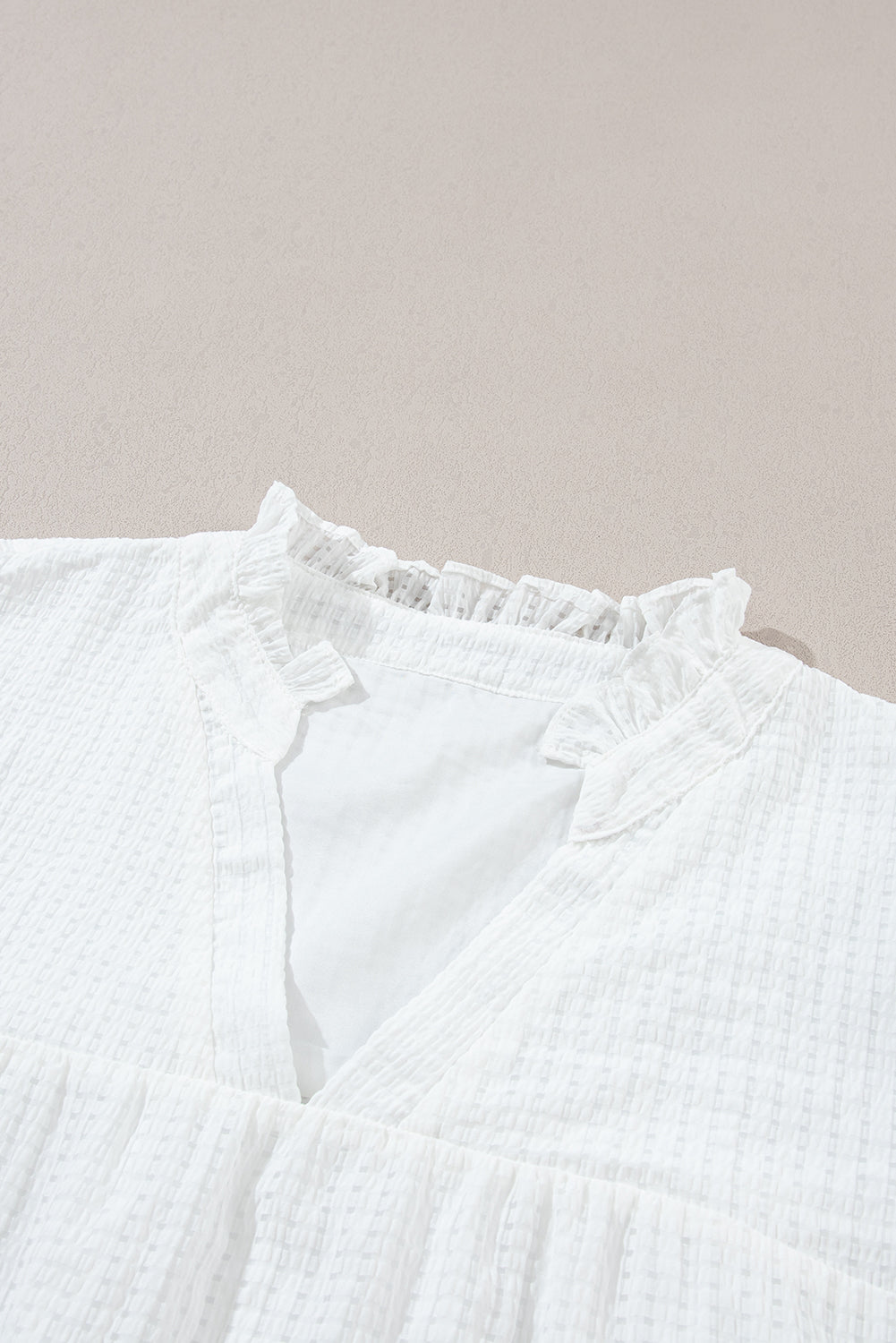 Witte bloemen geborduurde blouse met pofmouwen en ingekeepte hals