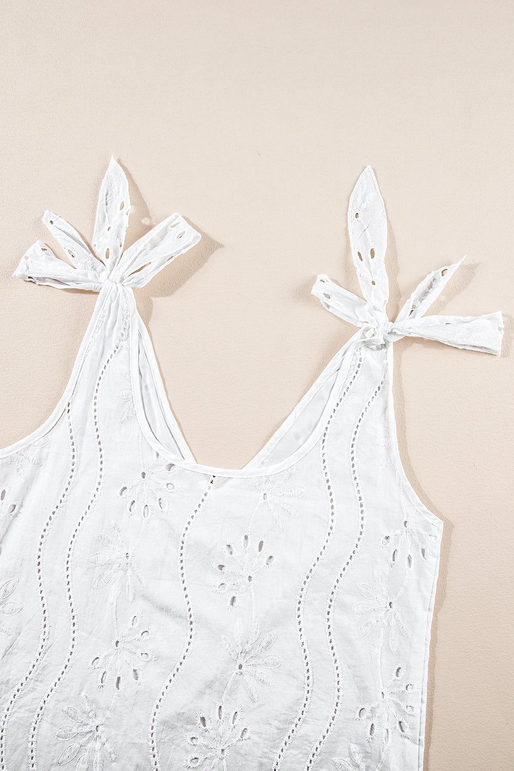 Witte tanktop met geknoopte bandjes en V-hals met borduurmotief