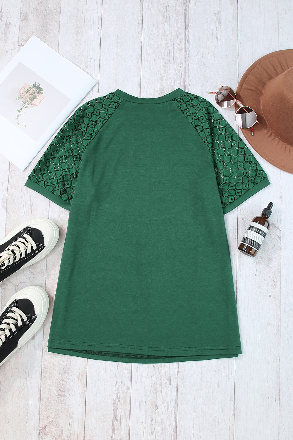 Zwartachtig groen T-shirt met contrasterende kanten raglanmouwen en gefelst detail