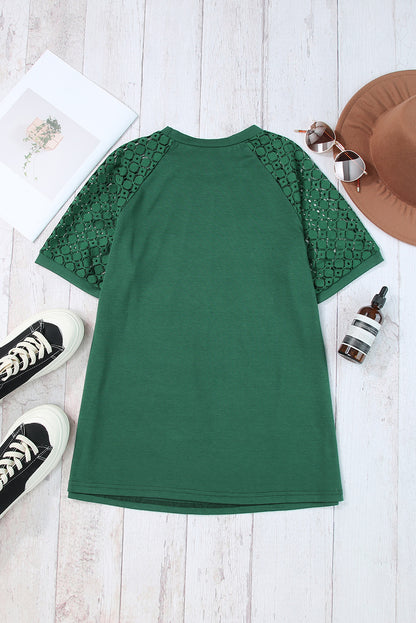 Zwartachtig groen T-shirt met contrasterende kanten raglanmouwen en gefelst detail