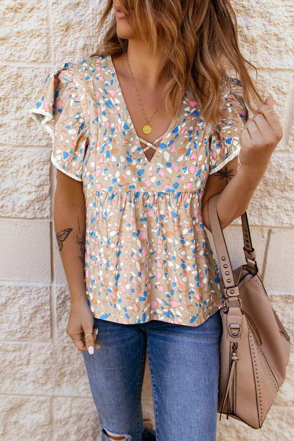 Kaki gekruiste blouse met V-hals, ruches en mouwen en print