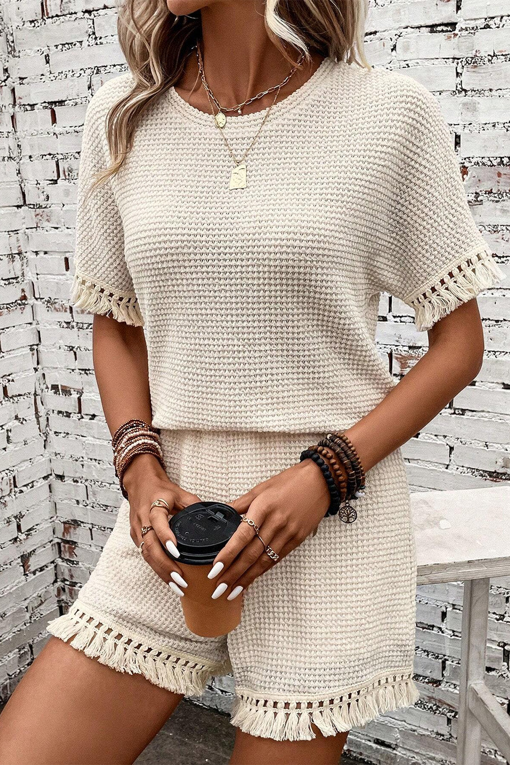 Beige korte tweedelige set met franjes en getextureerde rand