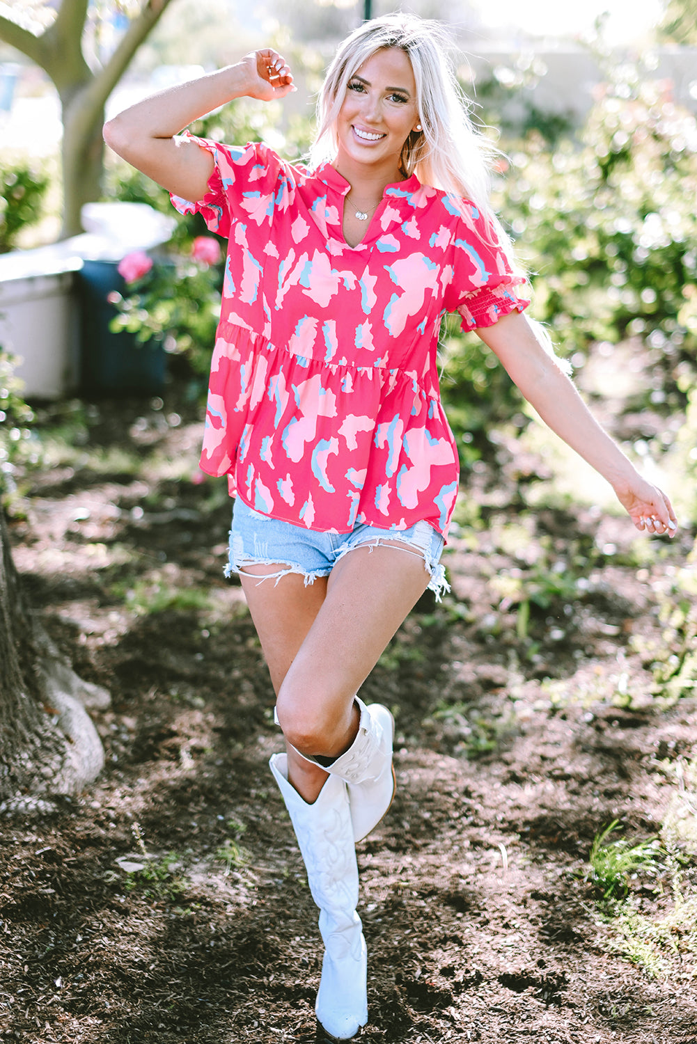 Gesmokte blouse met V-hals en pofmouwen met rozen-abstracte print