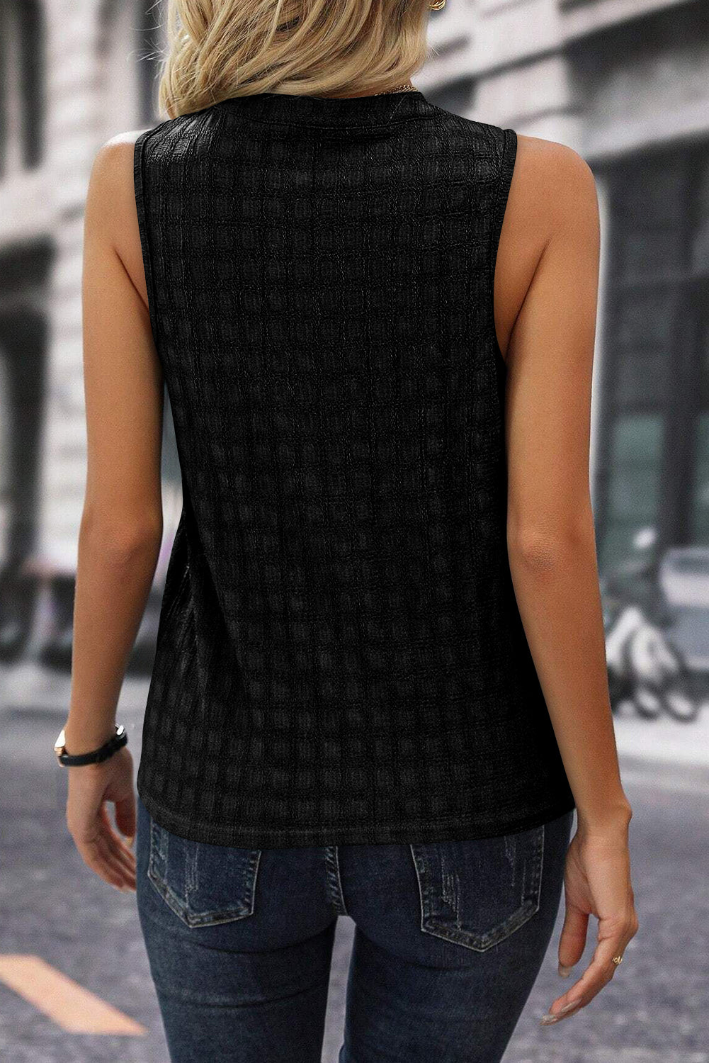 Zwarte tanktop met splithals en traliestructuur